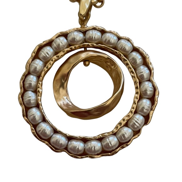 Elegant Gold and Pearl Necklace - Picture 5 of 6